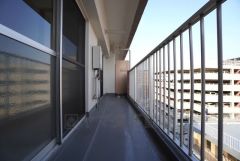 南向きの陽当たりの良いバルコニーです。お洗濯やお布団干しはもちろん、日光浴スペースにも＾＾