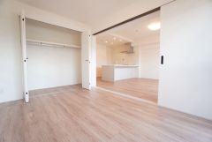 木目調のシンプルデザインで落ち着きと安らぎの空間に仕上げています。各部屋に収納が完備されているので、お荷物が増えても安心の設計です。