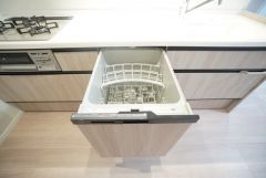 炊事時間を大幅に短縮できる食器洗浄乾燥機付き＾＾食器を洗う手間が減るので家族とのコミュニケーションの時間や自分の時間が増えますね。