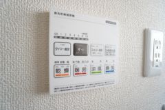 浴室暖房乾燥機には、暖房、乾燥、涼風、換気の4つの機能が付いています。タイマー付きです。換気・雨の日の洗濯も安心です＾＾