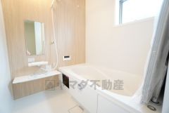 1日の疲れを癒すくつろぎのバスルーム。足を伸ばしてもゆったりと入れるサイズです。お子様と一緒にお風呂に入っても狭くないですね＾＾