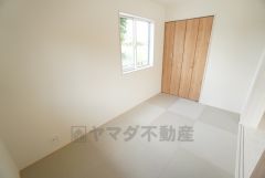 リビング隣には、ホッとできる和室を用意。客間としてはもちろん、お子様のお昼寝スペースや書斎としても活躍してくれそうです＾＾ 