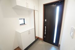 採光も考えられた明るい玄関です。たっぷり収納できるシューズボックス付きなので、家族全員の靴がきれいに整頓できます。