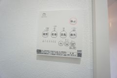 浴室暖房乾燥機には、暖房、乾燥、涼風、換気の4つの機能が付いています。タイマー付きです。換気・雨の日の洗濯も安心です＾＾