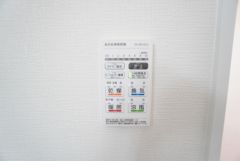雨の日の洗濯も安心できる浴室暖房乾燥機付き浴室。リモコンで操作もボタン1つで簡単。