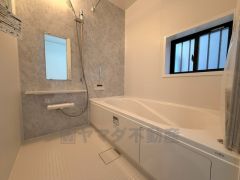 1日の疲れを癒すくつろぎのバスルーム。足を伸ばしてもゆったりと入れるサイズです。お子様と一緒にお風呂に入っても狭くないですね＾＾