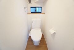 温水洗浄機付トイレです。節水機能もあるので、安心して使えますね。もちろん、1階2階の2ヶ所にトイレがあるので、忙しい朝にもゆとりができますね。