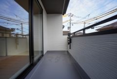 幅広のインナーバルコニーは多少の雨でも洗濯物を守ってくれ、家事を助けてくれること間違いなし。眩しすぎる日差しも和らげます。