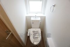 1階2階の2ヶ所にトイレがありますので、忙しい朝にも家族に気を使わず、ゆとりが生まれますね＾＾ 小窓付きで換気する時に便利です＾＾