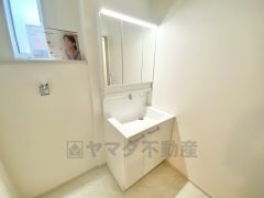 三面鏡裏収納付き洗面化粧台です＾＾ 歯磨きセットやスキンケア用品などの収納に便利ですね。