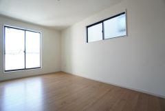 主寝室としてお使いいただけそうなこちらのお部屋は、日当たりが良く、爽やかな風を感じて起きる朝は、快適生活の始まりに。