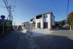 角地なので、開放感が得られます。 また、日差しが入りやすく、家の奥まで明るくなるのが嬉しいポイントです。