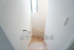 お子様も高齢の方も安心して上り下りができる手摺がついた安心設計です。 階段には小窓を配置しました。日中でも暗くなりがちな階段下が明るくなり安全ですね。