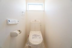 1階2階の2ヶ所にトイレがありますので、忙しい朝にも家族に気を使わず、ゆとりが生まれますね＾＾ 小窓付きで換気する時に便利です＾＾