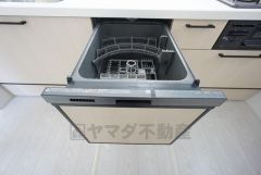 食事の後の手間を解消する食器洗い乾燥機を標準装備。手洗いよりも断然節約でき、節水で自然にもやさしいです。