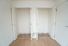 洋室にはハンガーパイプ付きのクローゼットが設けられています。たっぷり収納できるので衣替えの心配もいりませんね＾＾