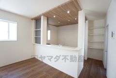 対面式キッチンを中心としたリビングダイニングで家族の会話が弾みそうです。