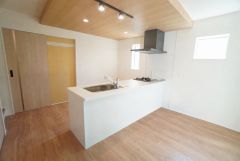 キッチン上部は折下げ天井でお洒落な空間＾＾窓から光が差し込む明るいダイニングです＾＾
