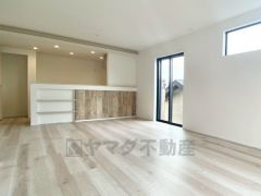 窓から光が差し込む明るいダイニングです＾＾