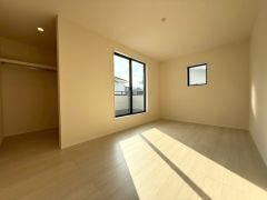 主寝室としてお使いいただけそうなこちらのお部屋は、日当たりが良く、爽やかな風を感じて起きる朝は、快適生活の始まりに。