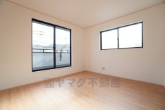 7帖。主寝室としてお使いいただけそうなこちらのお部屋は、勾配天井を採用した開放感があり、日当たりが良く、爽やかな風を感じて起きる朝は、快適生活の始まりに。