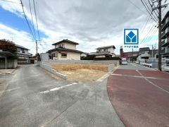 前面道路。西側約6.1ｍ、北側約4ｍ公道。 前面道路が広く駐車もラクラクです＾＾