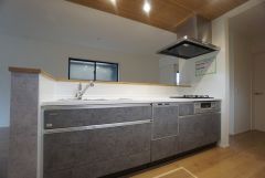 対面式キッチンなのでリビングにいるご家族とコミュニケーションを取りながら洗い物や、お料理が楽しめそうですね＾＾