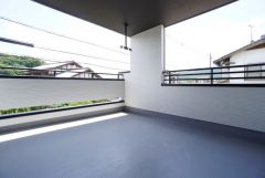 2階のインナーバルコニーは、テーブルセットを設置して気軽に外で朝食やお茶など楽しむセカンドリビングとしても利用できます。