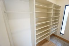 玄関にはシューズクローク付き。ご家族全員分の靴からベビーカーやゴルフバッグなどもしっかり収納できます＾＾ そのまま廊下にも直行できるウォークスルー仕様＾＾