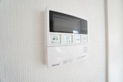 キッチン横からお湯張り、追い炊き、足し湯がボタン一つで楽々操作できる給湯機リモコンです。忙しい夕飯準備の時間帯に重宝しますね。