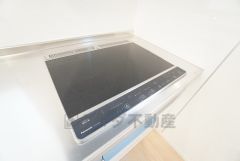 お手入れのしやすいIHクッキングヒーターです。3口コンロなので、効率よくお料理が楽しめます。毎日のお料理も楽しくなりますね＾＾