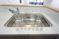 大きなお鍋も楽々洗える幅の広いシンクです＾＾ステンレスシンクなので簡単にお掃除できますよ。洗剤やスポンジもすっきりできる収納付き。