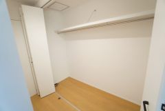 洋室にはハンガーパイプ付きの広々としたクローゼットが設けられています。たっぷり収納できるので衣替えの心配もいりませんね＾＾