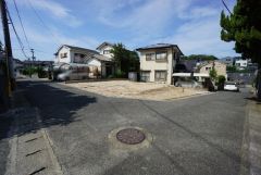 角地なので、開放感が得られます。 また、日差しが入りやすく、家の奥まで明るくなるのが嬉しいポイントです。