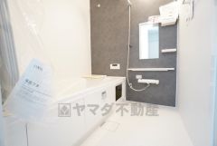 1日の疲れを癒すくつろぎのバスルーム。足を伸ばしてもゆったりと入れるサイズです。お子様と一緒にお風呂に入っても狭くないですね＾＾