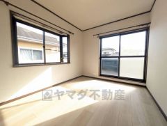 6帖。2面採光を確保した明るい室内は、風通しも良く、大変居心地の良い空間となっております。日当たりがよく、子供部屋としての利用もおすすめ。 