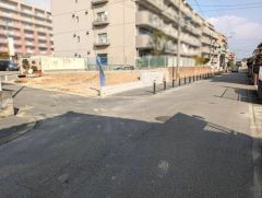 西鉄バス「鶴田団地」停まで徒歩約2分＾＾角地＾＾前面道路、南東:7.7m 南西:4.9m 北西:3.9m公道。