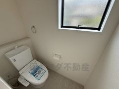 1階2階の2ヶ所にトイレがありますので、忙しい朝にも家族に気を使わず、ゆとりが生まれますね＾＾ 小窓付きで換気する時に便利です＾＾