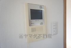 マンションエントランスにはモニター付きオートロック完備。玄関先にはインターホン付きとセキュリティ面も安心です＾＾