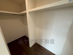 洋室にはハンガーパイプ付きのウォークインクローゼットが設けられています。たっぷり収納できるので衣替えの心配もいりませんね＾＾