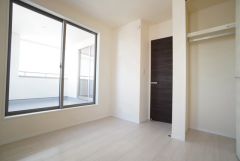 暖かい日差しが差し込む洋室。たっぷり収納できるクローゼット付きでお部屋の中をすっきりと快適に保てます。