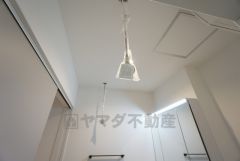 洗面脱衣所には室内物干しを設置済み。