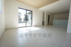 大きな窓のあるリビングダイニングは、陽光あふれる明るい空間です。居心地良く、ご家族皆がゆったりくつろげる憩いの空間となりそうです。