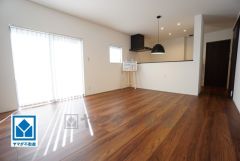 LDK16帖＾＾大きな掃き出し窓のあるリビングは、陽光あふれる明るい空間です。ゆったりと寛げる憩いの場となりそうです。