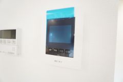 防犯はもちろん、セールスマン対策にもなるモニター付きインターホンです。 来訪者の顔が見えるので安心ですね＾＾