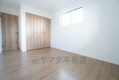 6.5帖。木の温もりがやさしいフローリングとシンプルなクロスです＾＾クローゼット付き＾＾