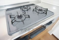 3種類の料理が同時に調理できる、3口ガスコンロ。忙しい夕食の支度時間が短縮できて効率よくお料理が楽しめます。