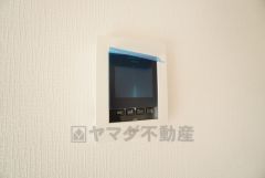 防犯はもちろん、セールスマン対策にもなるモニター付きインターホンです。 来訪者の顔が見えるので安心ですね＾＾