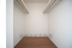 2階全洋室にハンガーパイプ付きのウォークインクローゼットが設けられています。たっぷり収納できるので衣替えの心配もいりませんね＾＾ 