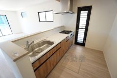 対面式キッチンなのでリビングにいるご家族とコミュニケーションを取りながら洗い物や、お料理が楽しめそうですね＾＾